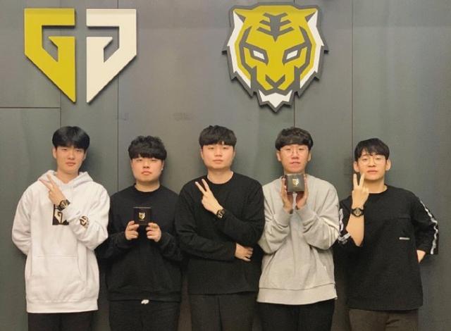 他实现了从 他实现了从